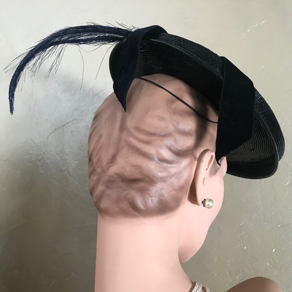 INVENTIVE 1930s' BLACK STRAW TILT HAT WITH CRAFTED LONG FEATHER & BOW - Picture 7 of 12